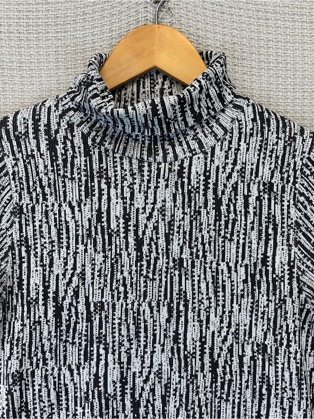 Athleta Black & White Textured Turtleneck Top - Picture 3 of 12